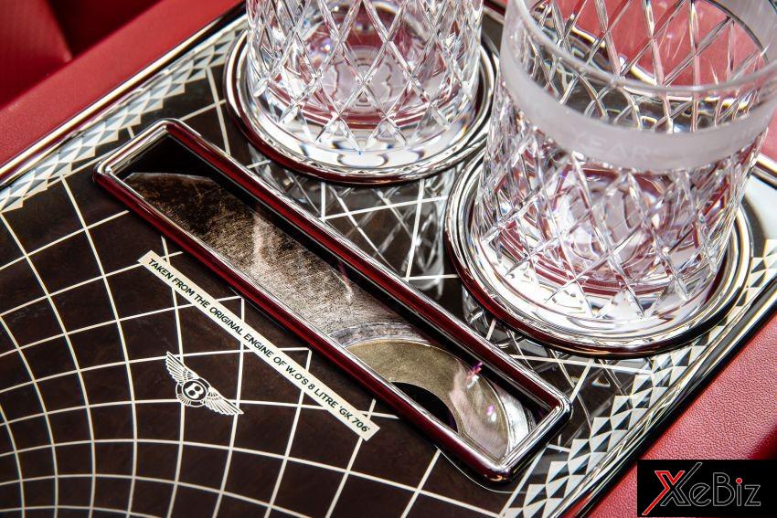 Cửa sổ nhỏ để lộ một phần trục khuỷu trong động cơ của chiếc 8 Litre