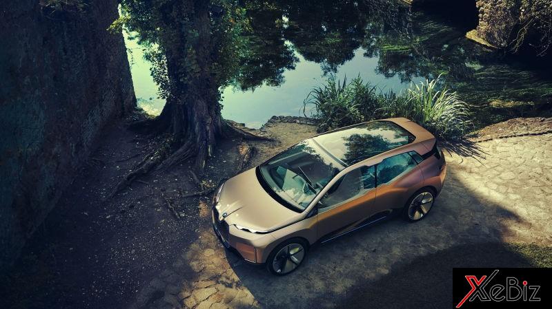 Góc từ trên xuống cho thấy xe có một phần mái ốp kính lớn