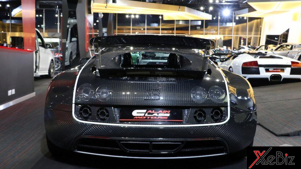 Nhìn từ phía&nbsp;đuôi xe,&nbsp;Bugatti Veyron được hãng độ Mansory tắm hoàn toàn từ sợi carbon bóng.&nbsp;Điểm nhấn có thể kể&nbsp;đến 1&nbsp;đường sọc trắng chạy dọc&nbsp;đuôi xe