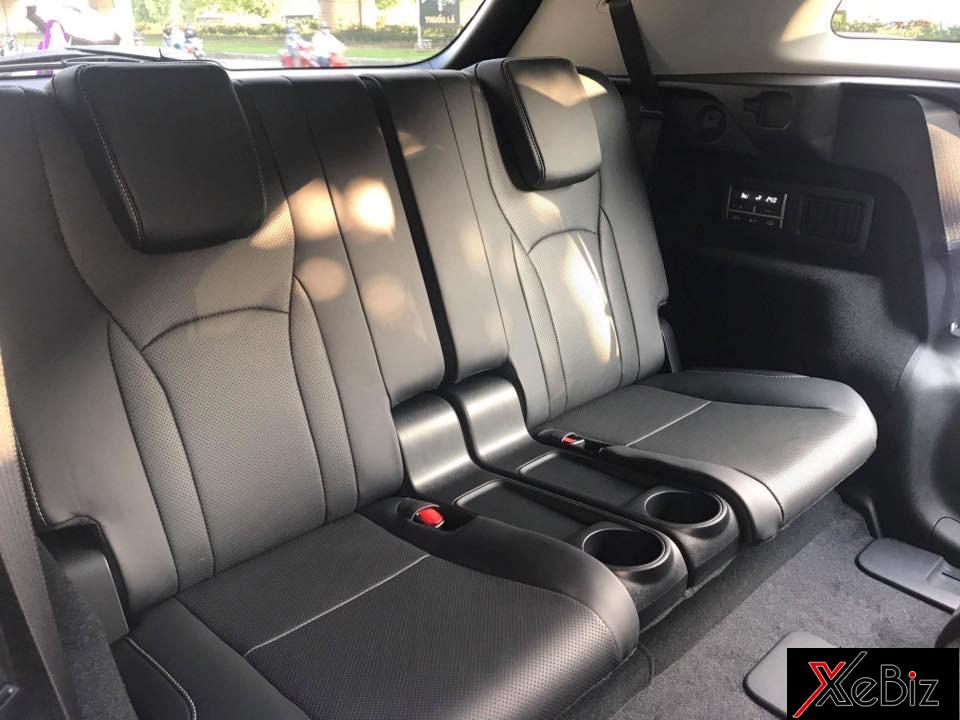 Tuy nhiên, hàng ghế thứ 3 này cũng có thể gập lại nếu không sử dụng và có thể tăng thêm diện tích cho cốp sau.&nbsp;Hành khách ở hàng ghế này&nbsp;cũng có hộc đựng&nbsp;cốc và điều hòa tự động 3 vùng riêng biệt