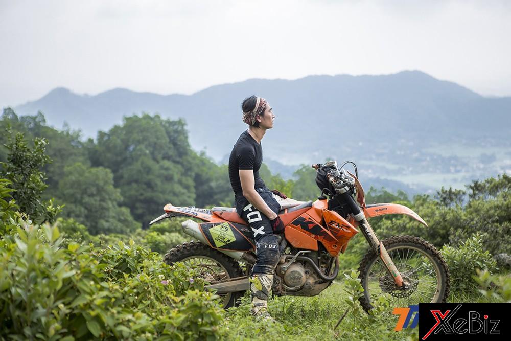 Một phút nghỉ ngơi của vận động viên thi đấu cào cào Enduro trước thử thách cuối cùng.