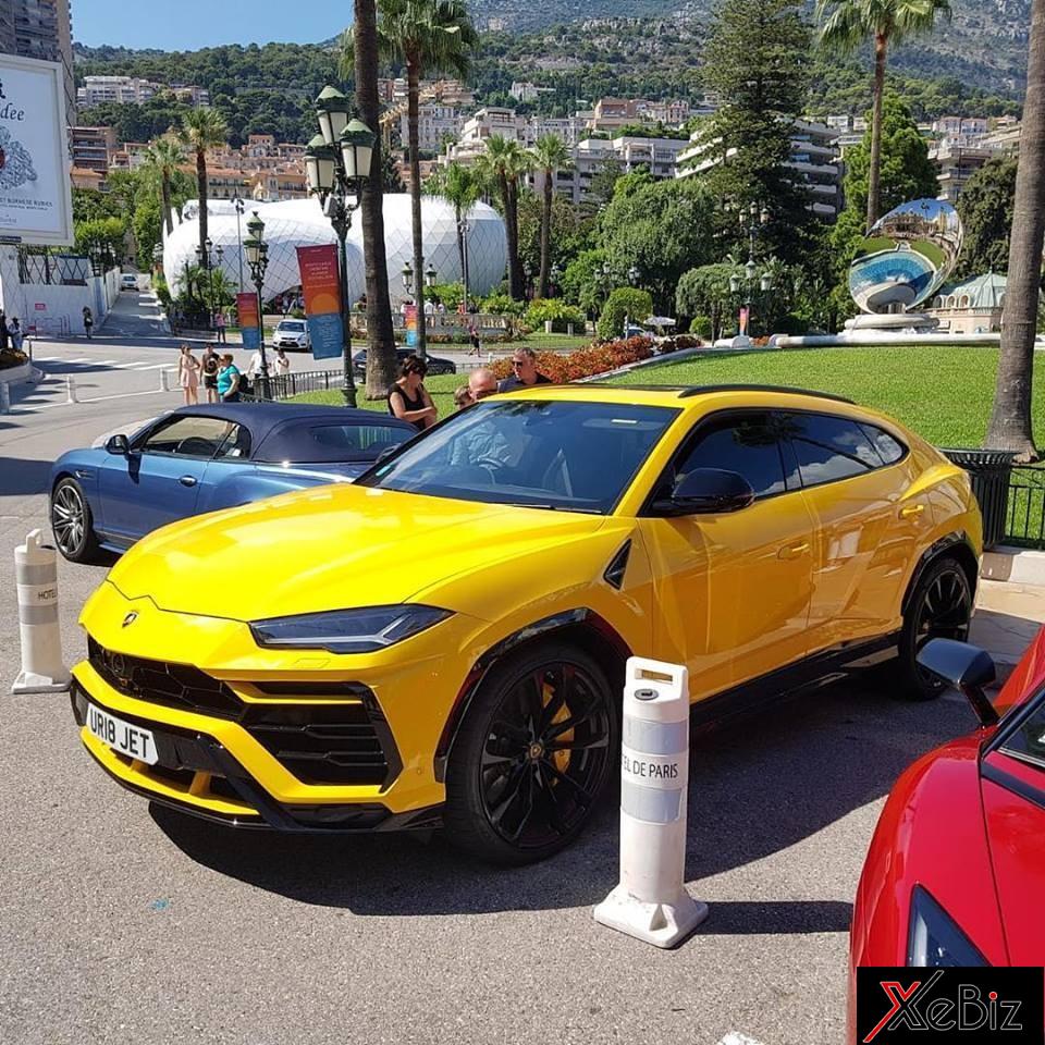 Lamborghini Urus với bộ áo màu vàng nổi bật hơn so với màu đỏ của siêu xe Aventador LP750-4 SV và màu xanh của chiếc Bentley mui trần Lamborghini Urus với bộ áo màu vàng nổi bật hơn so với màu đỏ của siêu xe Aventador LP750-4 SV và màu xanh của chiếc Bentley mui trần