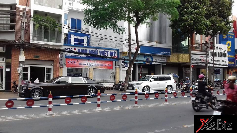 Rolls-Royce Phantom rồng và phía sau là Lexus LX570 2018