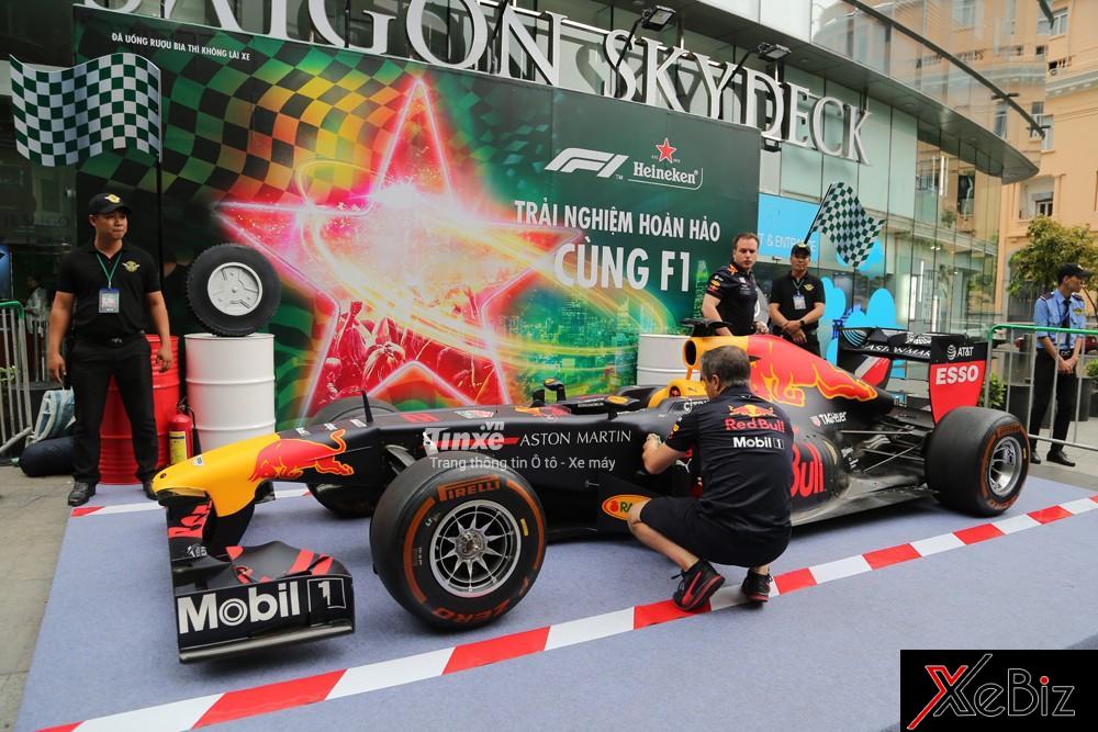 Những người thợ của đội đua Red Bull đang chăm sóc cho xe đua F1