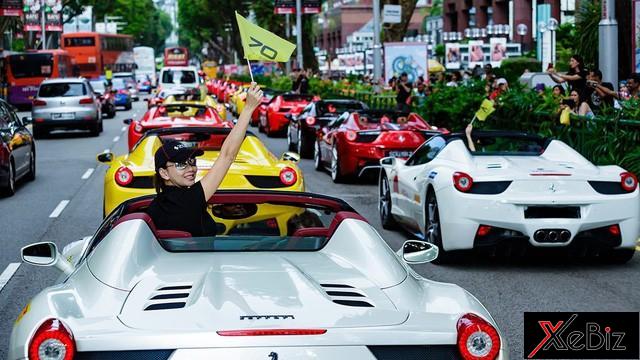 Dàn siêu xe Ferrari gây ấn tượng với người dân  Buổi diễu hành hoành tráng của Ferrari