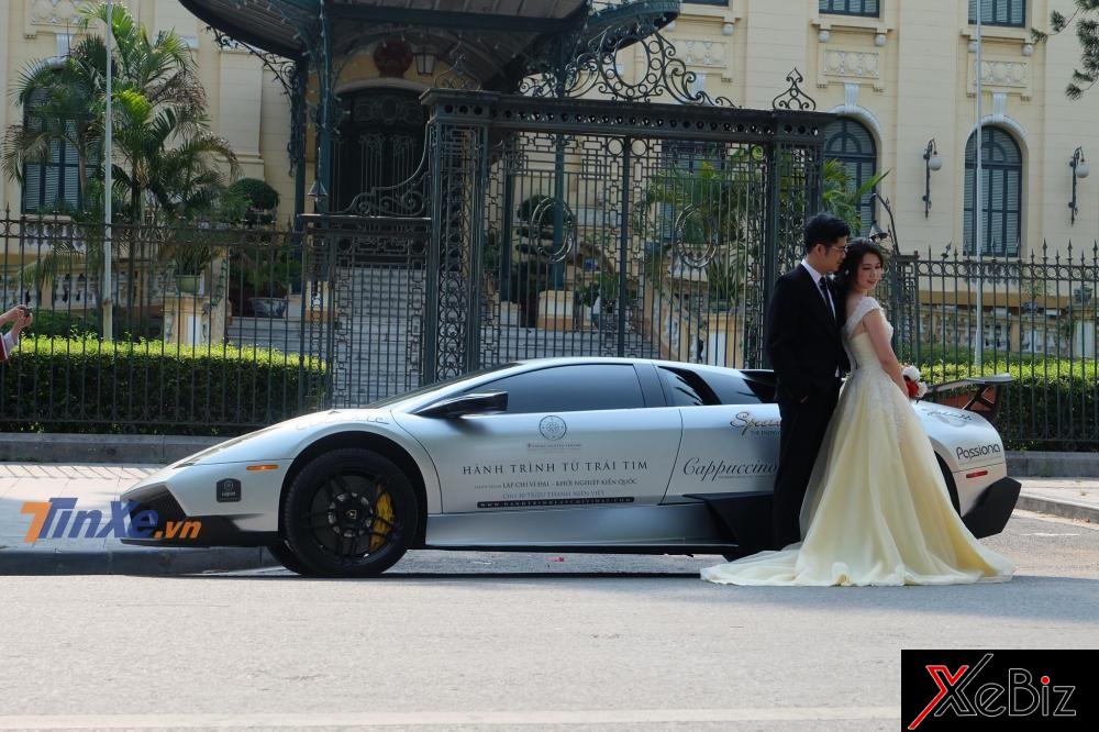 Cô dâu chú rể may mắn được chụp ảnh cưới bên siêu xe Lamborghini Murcielago LP670-4 SV