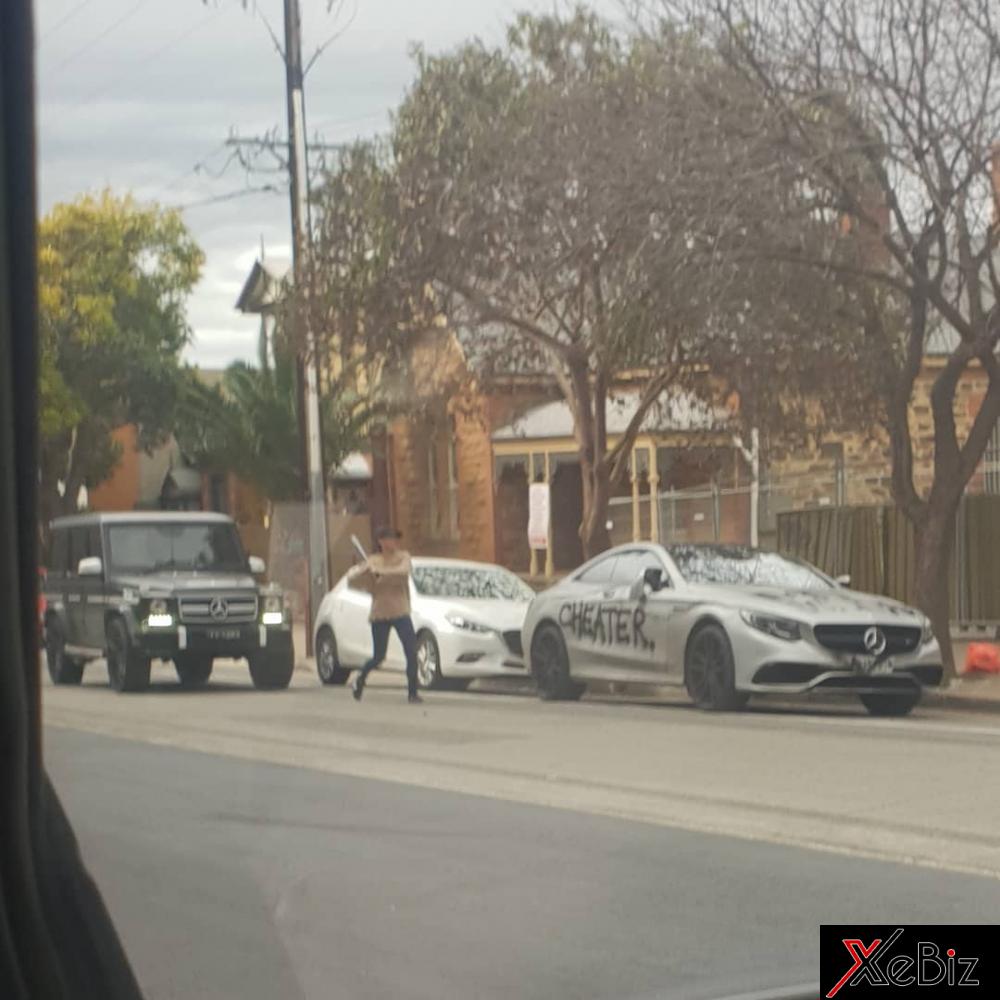 Cô gái cầm cây gậy bóng chày để đập vỡ gương của chiếc Mercedes-AMG S63 Coupe 2018 Cô gái cầm cây gậy bóng chày để đập vỡ gương của chiếc Mercedes-AMG S63 Coupe 2018