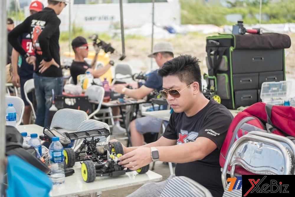 Những người chơi xe mô hình điều khiển từ xa đều phải trang bị kiến thức tốt về kỹ thuật để có thể tự tinh chỉnh những chiếc xe của mình cho phù hợp với đường đua.