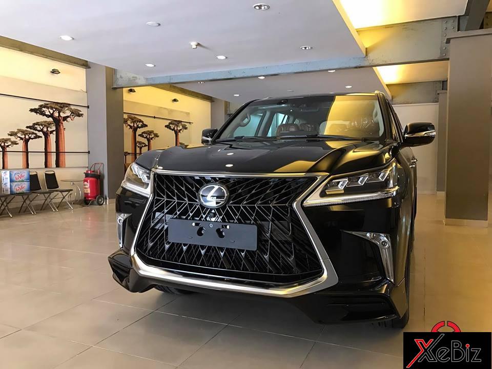 Ngoài ra, bên hông và đuôi xe còn xuất hiện logo Super Sport như dấu hiệu nhận biết đây là bản cao cấp nhất của dòng xe Lexus LX570 Ngoài ra, bên hông và đuôi xe còn xuất hiện logo Super Sport như dấu hiệu nhận biết đây là bản cao cấp nhất của dòng xe Lexus LX570