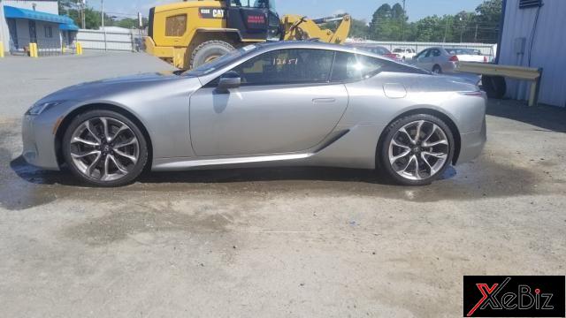 Động cơ của chiếc Lexus LC500 có vẻ vẫn nguyên vẹn
