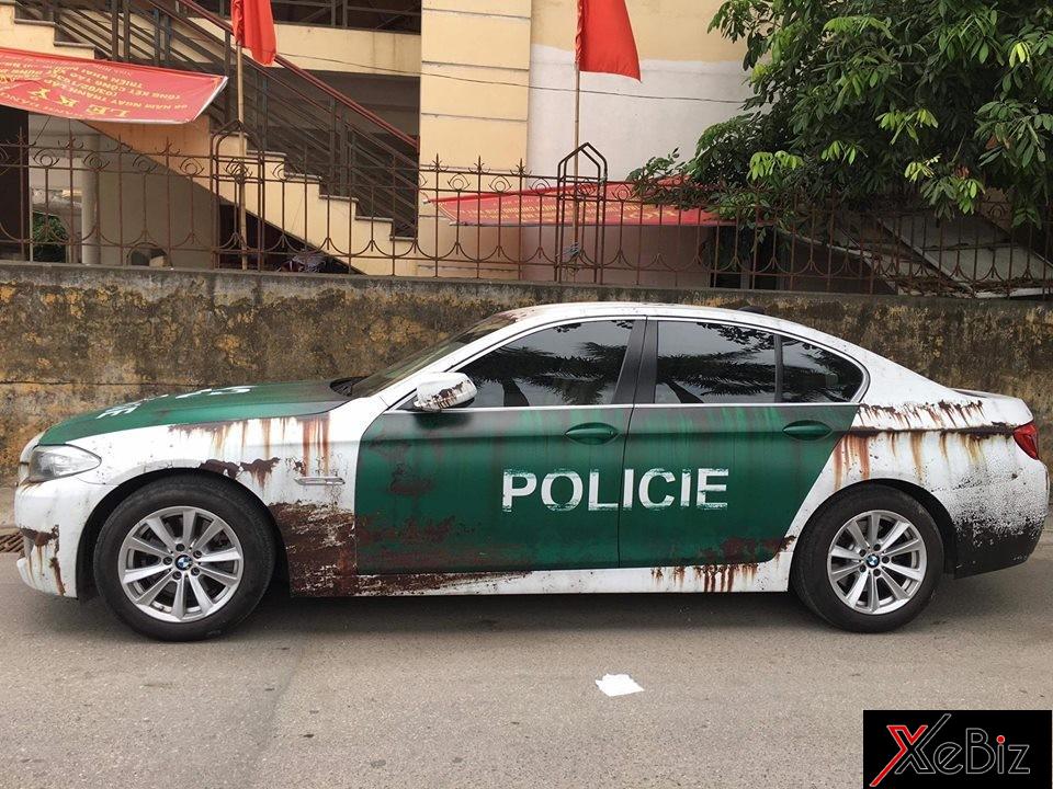 Ngoài bộ áo gỉ sét, BMW 5-Series đời cũ còn dán thêm dòng chữ Police và con số 93 trên nắp capô và bên hông xe