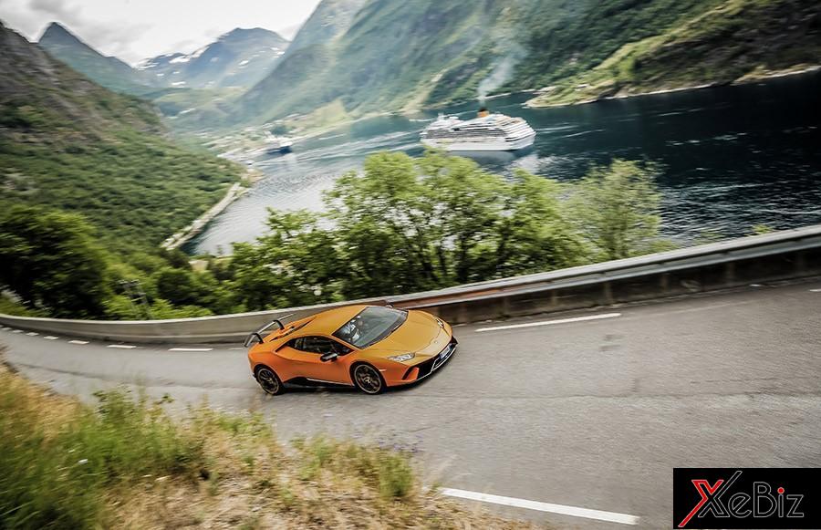 Lamborghini Huracan Performante màu cam đang trổ tài leo đèo