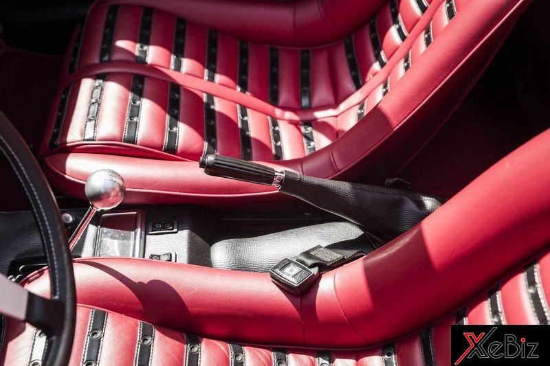 Ghế bọc da màu đỏ tiết bò của chiếc Ferrari Dino độ