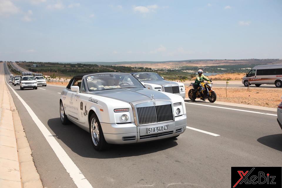 Cặp đôi Rolls-Royce Phantom Drophead Coupe và phía sau là 16 chiếc Range Rover tông xuyệt tông màu trắng Cặp đôi Rolls-Royce Phantom Drophead Coupe và phía sau là 16 chiếc Range Rover tông xuyệt tông màu trắng