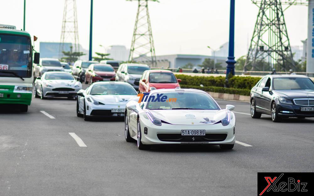 Cặp đôi Ferrari 458 Italia là 458 Speciale chậm rãi đổ dốc cầu Sài Gòn. Theo sau là chiếc Aston Martin Vanquish Cặp đôi Ferrari 458 Italia là 458 Speciale chậm rãi đổ dốc cầu Sài Gòn. Theo sau là chiếc Aston Martin Vanquish