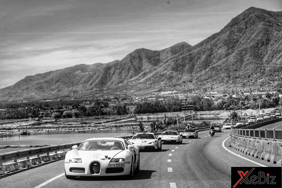Bugatti Veyron vẫn góp mặt trong đoàn siêu xe của ông Đặng Lê Nguyên Vũ từ Nha Trang đến Quy Nhơn. Bugatti Veyron vẫn góp mặt trong đoàn siêu xe của ông Đặng Lê Nguyên Vũ từ Nha Trang đến Quy Nhơn.