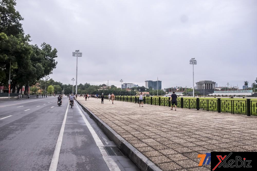 Khu vực quận Ba Đình cũng lác đác bóng người qua. Trong sáng sớm ngày hôm nay, nhiều người dân đã tập trung để theo dõi lễ thượng cờ sáng 2/9 tại Lăng Bác.