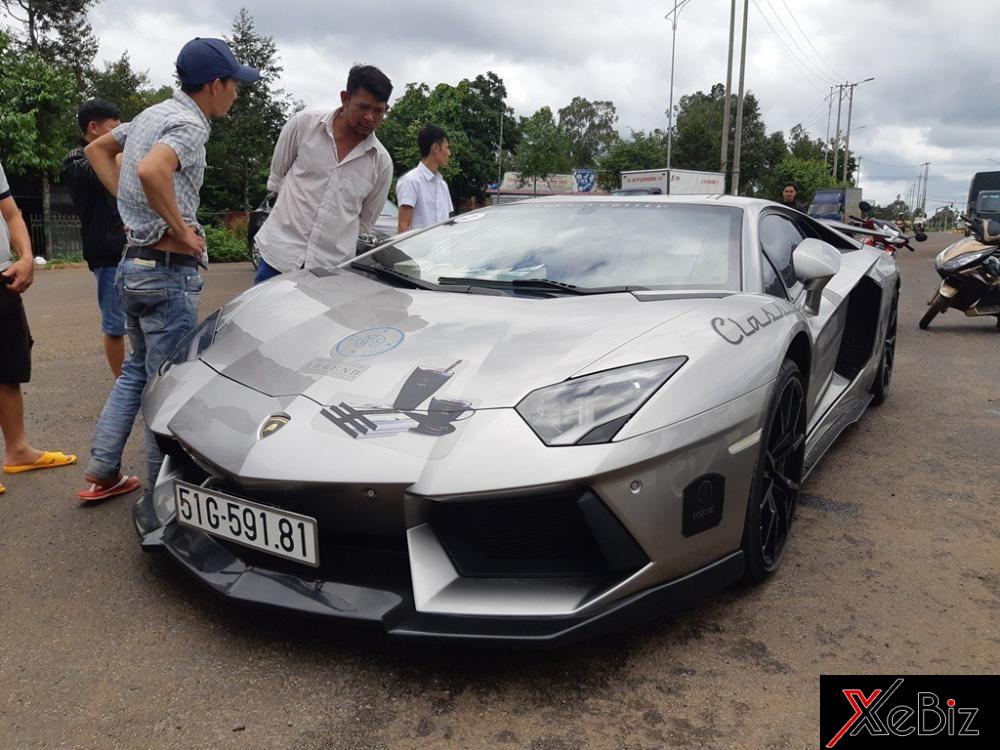 Một số người dân đang theo dõi siêu xe Lamborghini Aventador LP700-4 độ DMC độc nhất Việt Nam của Chủ tịch cà phê Trung Nguyên.