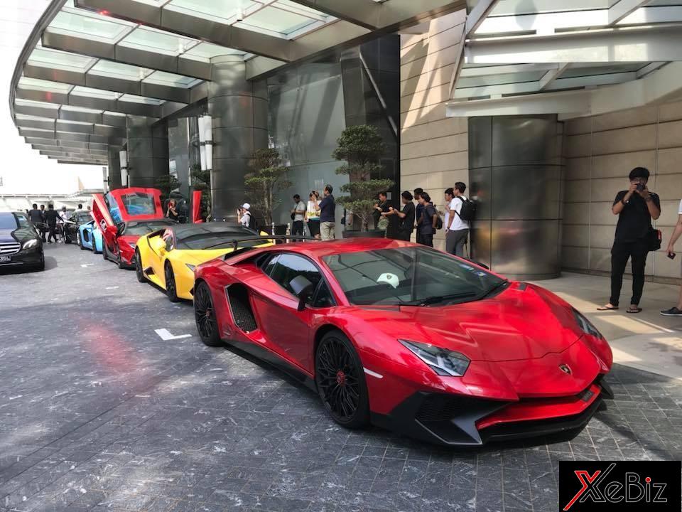 Lamborghini Aventador LP750-4 SV màu đỏ và Lamborghini Huracan LP610-4 màu vàng 