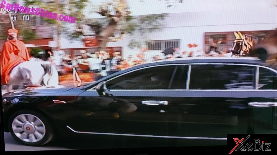 Logo bông hoa hướng dương trên bánh xe và logo cờ đỏ ở chắn bùn trước của Hồng Kỳ N501