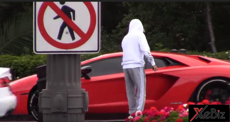 Justin Bieber nhanh chóng vào xe để lái thử một vòng Justin Bieber nhanh chóng vào xe để lái thử một vòng