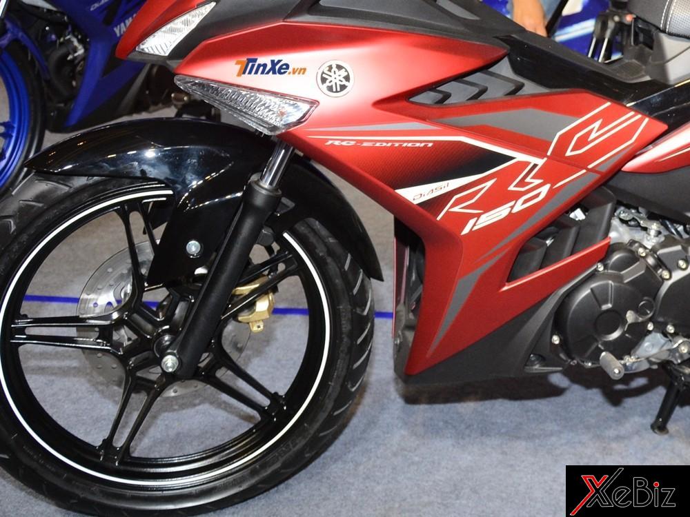 Ngoài ra còn phải kể đến các chi tiết sơn đen như mâm 17 inch thiết kế 5 chấu kép, phuộc trước và lốc máy sơn đen nhám Ngoài ra còn phải kể đến các chi tiết sơn đen như mâm 17 inch thiết kế 5 chấu kép, phuộc trước và lốc máy sơn đen nhám