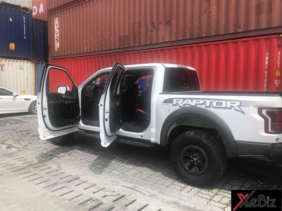 Ford F-150 Raptor màu trắng này thuộc phiên bản SuperCrew nên đi kèm 4 cửa và khoang lái đôi