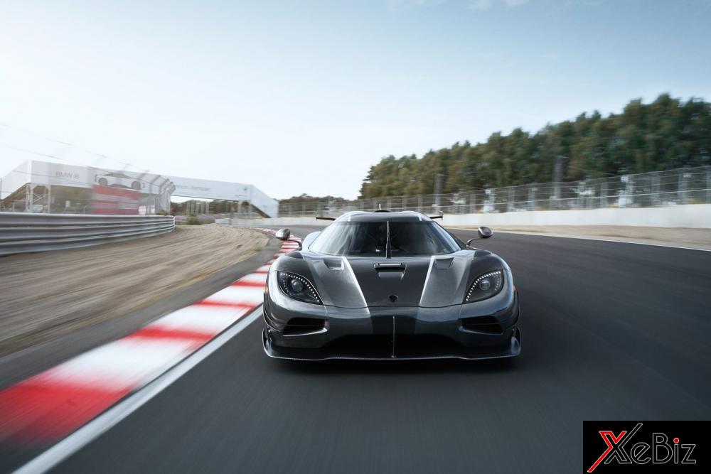 Ngoại thất chiếc Koenigsegg Agera Thor của nhà sưu tập dan_am_i được bọc carbon 2 màu là xam và đen.