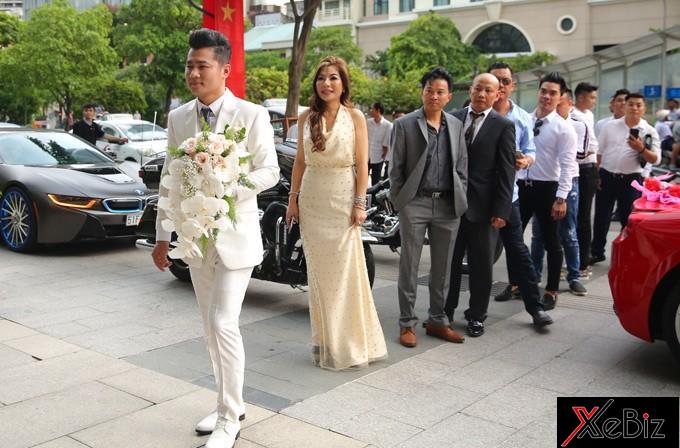 Ngoài siêu xe Ferrari 488 GTB, buổi rước dâu của Lâm Vũ còn có 2 chiếc xe thể thao của BMW là i8 và M6  Ngoài siêu xe Ferrari 488 GTB, buổi rước dâu của Lâm Vũ còn có 2 chiếc xe thể thao của BMW là i8 và M6