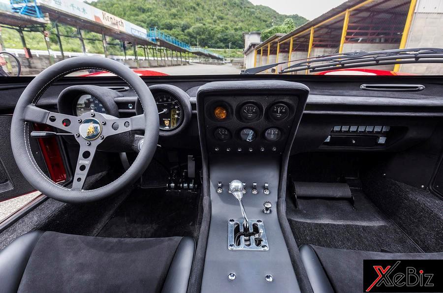 Và nội thất màu đen