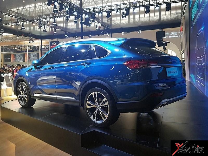 Đuôi xe của Huansu C60 giống Porsche Cayenne hơn Đuôi xe của Huansu C60 giống Porsche Cayenne hơn