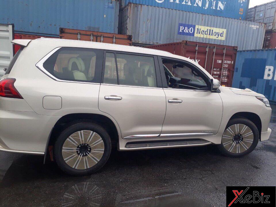 Đây cũng chính là chiếc Lexus LX570 Super Sport 2018 đầu tiên tại Việt Nam&nbsp;mang màu sơn vàng cát