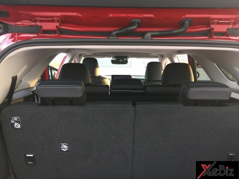 Việc có mặt thêm hàng ghế thứ 3 của Lexus RX350L 2018 chắc chắn sẽ mang&nbsp;đến sự tiện lợi hơn cho các gia&nbsp;đình&nbsp;đông người,&nbsp;đổi lại, khoang hành lý của&nbsp;mẫu crossover hạng sang 7 chỗ&nbsp;ngồi&nbsp;sẽ&nbsp;có&nbsp;dung tích&nbsp;nhỏ&nbsp;hơn&nbsp;so với&nbsp;bản&nbsp;tiêu&nbsp;chuẩn