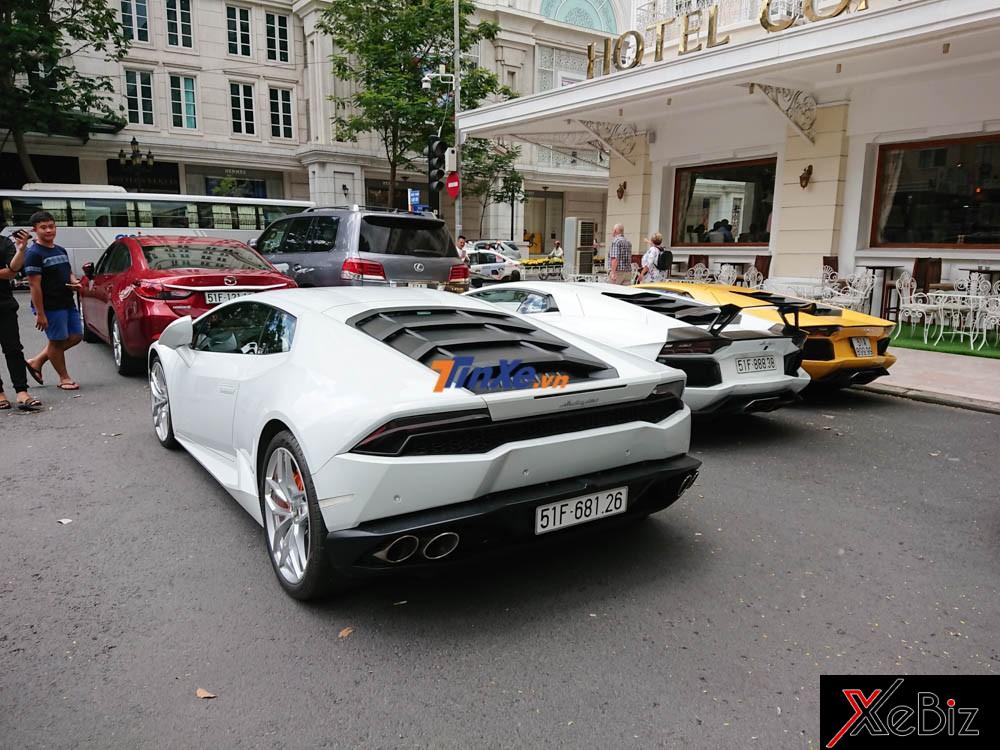 Bộ 3 Lamborghini xếp hàng cùng nhau. Trong đó, 2 chiếc màu trắng là Huracan LP610-4 và Aventador LP700-4.