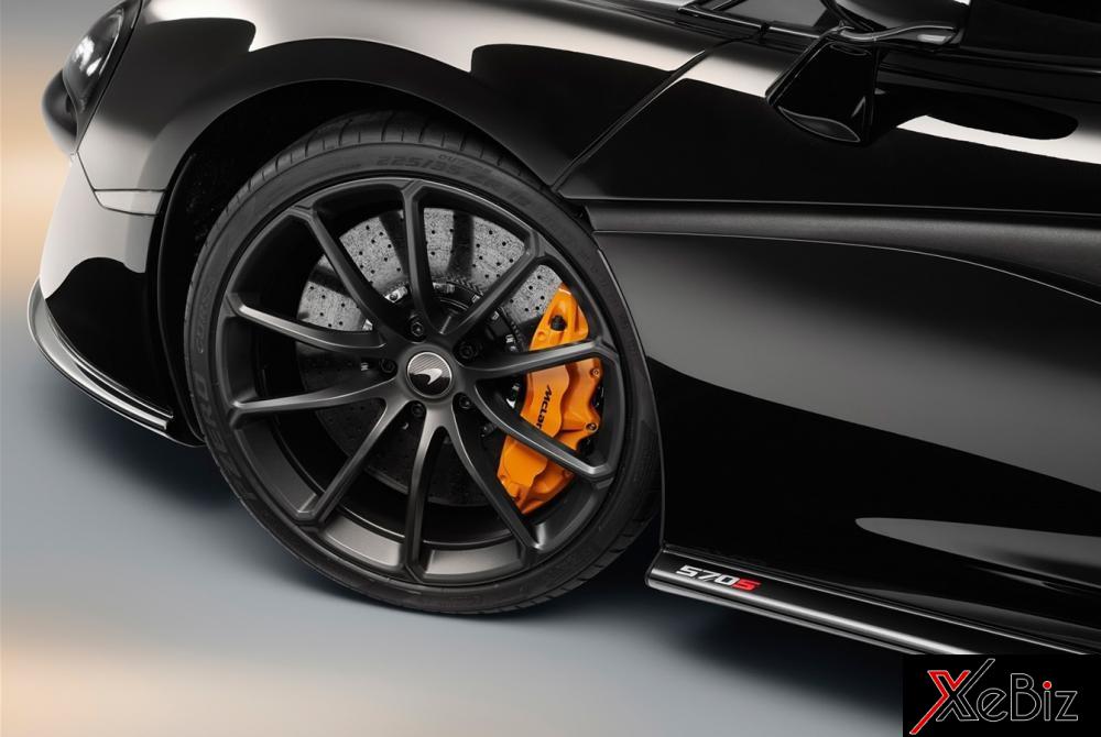 Điểm nhấn ở ngoại hình siêu xe McLaren này chính là ở cùm phanh của bánh xe màu cam Điểm nhấn ở ngoại hình siêu xe McLaren này chính là ở cùm phanh của bánh xe màu cam