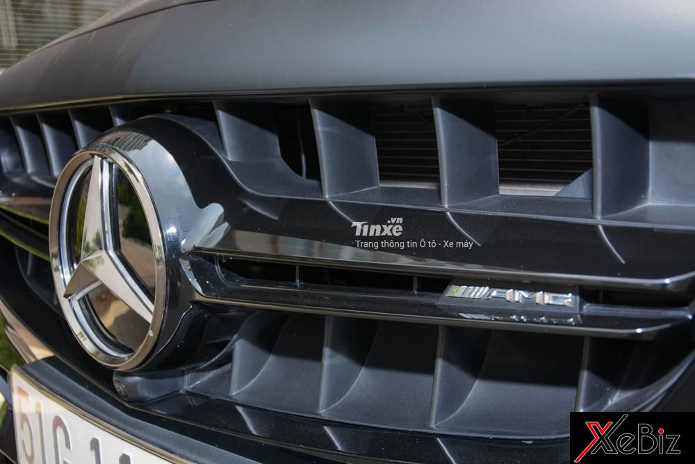 Logo AMG còn được tích hợp trên thanh ngang lưới tản nhiệt của Mercedes-Benz E300 AMG độ body kit E63 S. Logo AMG còn được tích hợp trên thanh ngang lưới tản nhiệt của Mercedes-Benz E300 AMG độ body kit E63 S.