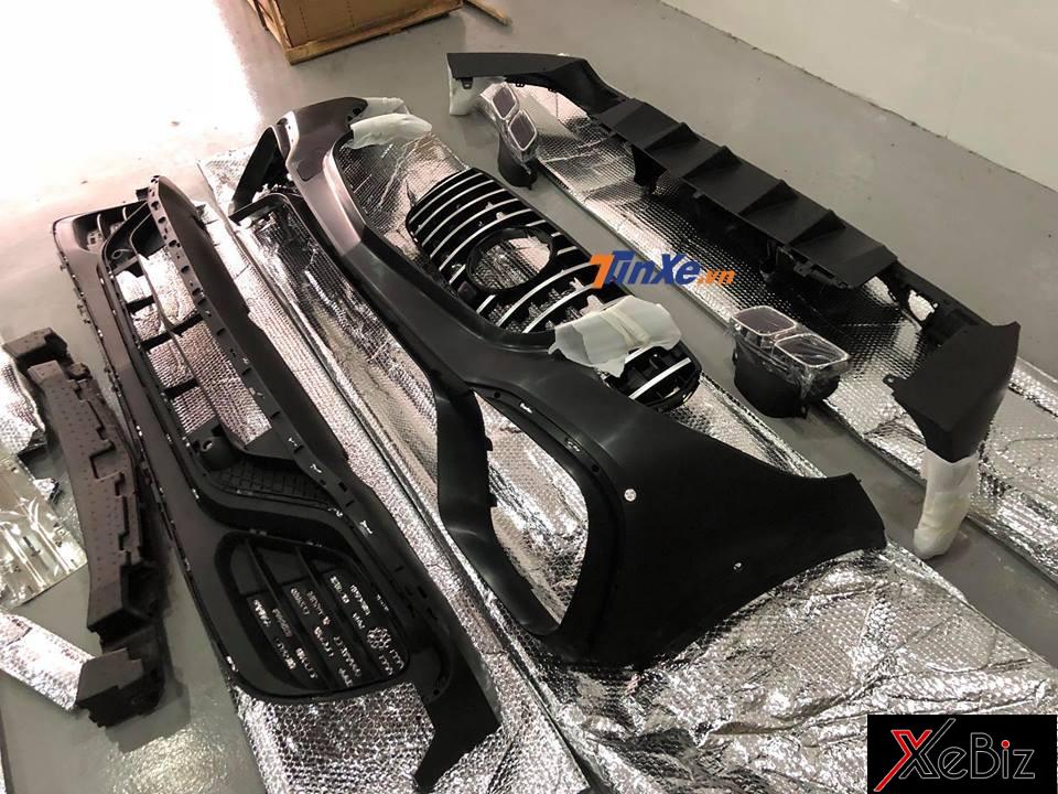 Bộ body kit để độ lại chiếc Mercedes-Benz GLC300 4Matic này bao gồm cản va trước/sau, ốp sườn, mặt ca-lăng và tất nhiên không thể thiếu chụp ống xả mạ crôm cùng dòng chữ AMG khắc chìm