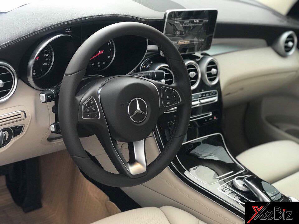 Mercedes-Benz GLC200 2018 dùng vô lăng 3 chấu thông thường
