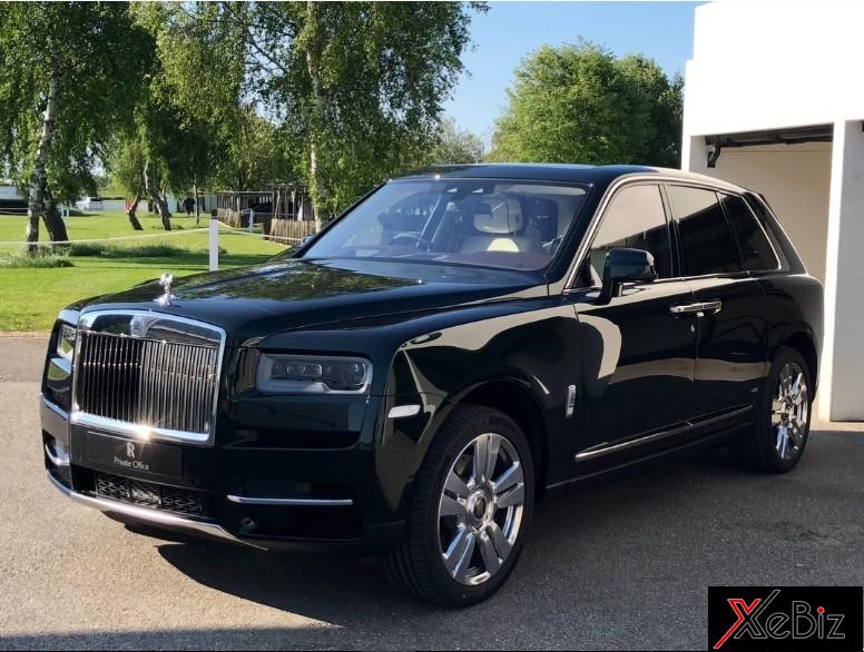 Bộ áo xanh ngọc lục bảo sẽ chuyển thành màu tối khi chiếc Rolls-Royce Cullinan đậu trong bóng râm Bộ áo xanh ngọc lục bảo sẽ chuyển thành màu tối khi chiếc Rolls-Royce Cullinan đậu trong bóng râm