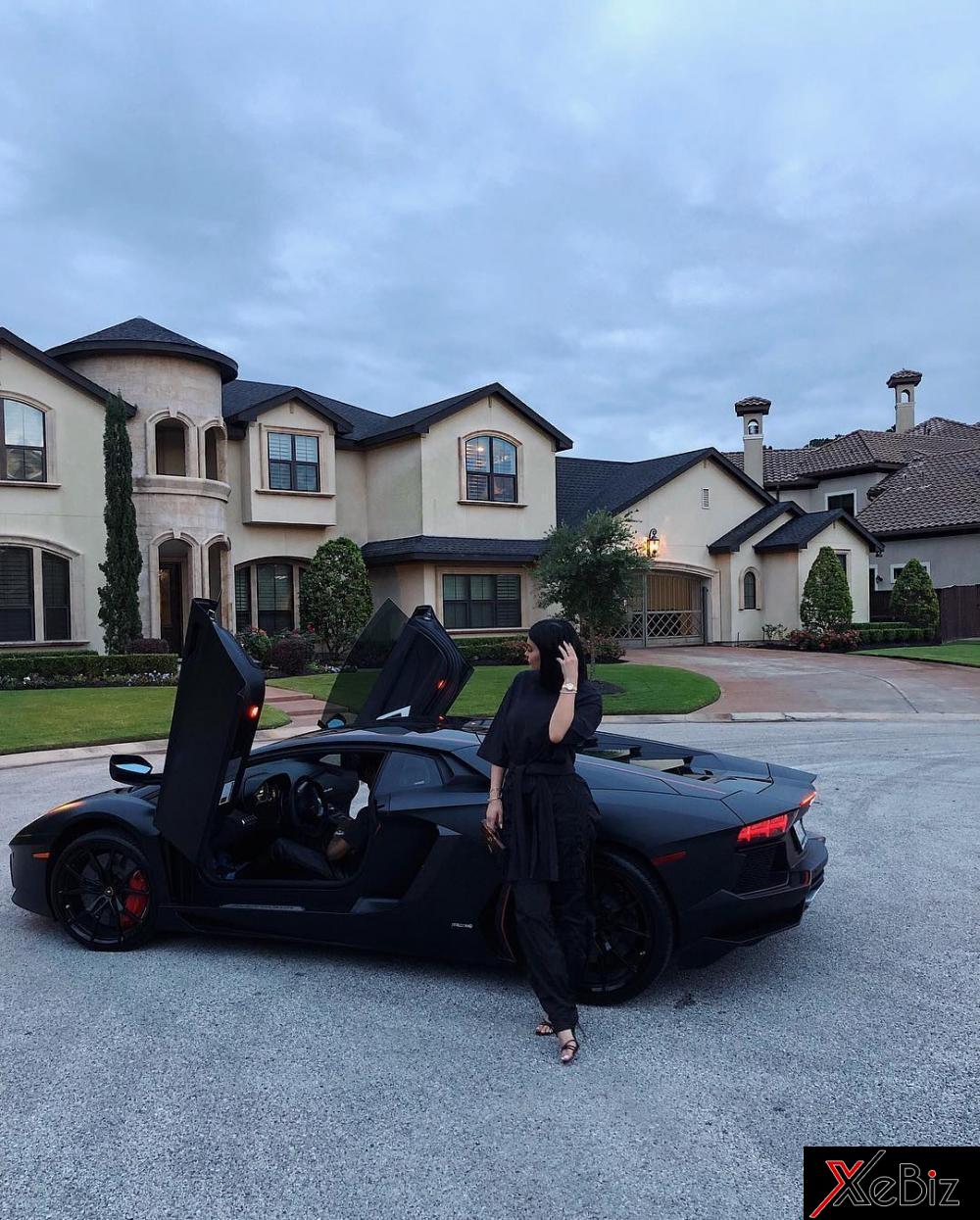 Set đồ đen cũng được em gái cô Kim siêu vòng ba lựa chọn để chụp ảnh cùng với siêu xe Lamborghini Aventador LP700-4 Batman