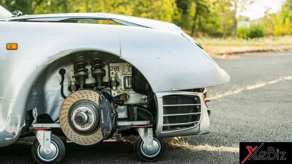 Chiếc Porsche 959 Komfort này chỉ còn  3 bánh xe, bánh bị thiếu được gắn chân giả để bảo đảm động cơ xe hoạt động hoàn hảo Chiếc Porsche 959 Komfort này chỉ còn  3 bánh xe, bánh bị thiếu được gắn chân giả để bảo đảm động cơ xe hoạt động hoàn hảo