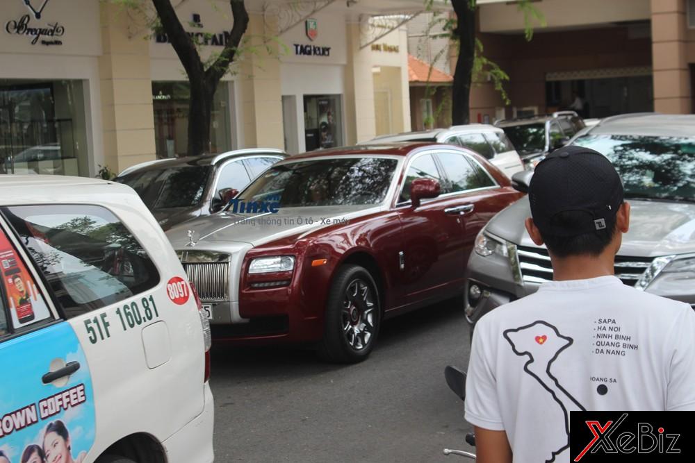 Và chiếc mang biển Thừa Thiên Huế với nắp capô màu bạc Và chiếc mang biển Thừa Thiên Huế với nắp capô màu bạc