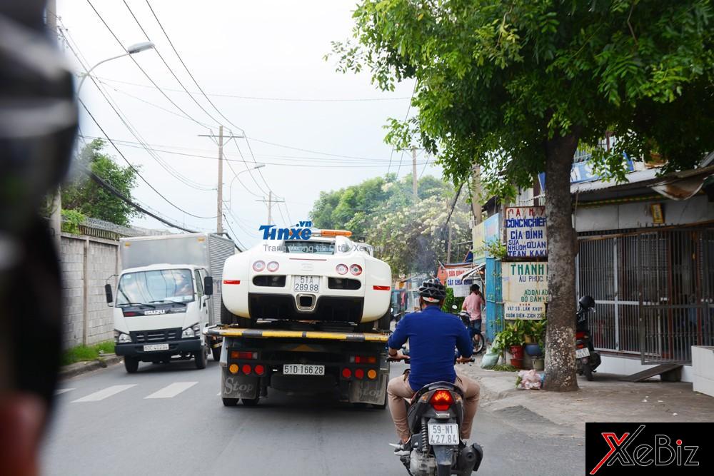 Tại một số&nbsp;điểm quay&nbsp;đầu, nhiều tài xế dừng hẳn xe&nbsp;để chụp&nbsp;ảnh cũng như ngắm siêu phẩm này.