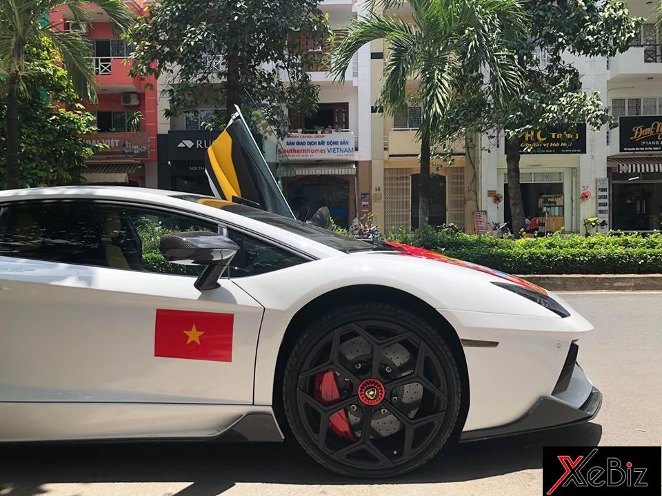 Bên hông siêu xe Lamborghini Aventador LP700-4 độ khủng được dán lá cờ Việt Nam