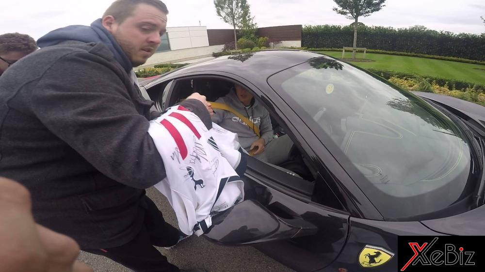 Son Heung-min bên trong chiếc Ferrari của mình được các Fan đuổi theo xin chữ kí Son Heung-min bên trong chiếc Ferrari của mình được các Fan đuổi theo xin chữ kí