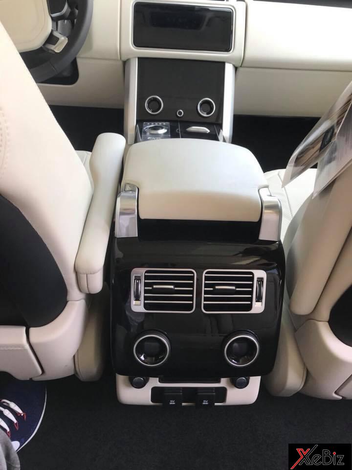 Nội thất của Range Rover HSE đời 2018 có thêm trang bị mới là 2 màn hình cảm hứng 10 inch tương tự như Velar Nội thất của Range Rover HSE đời 2018 có thêm trang bị mới là 2 màn hình cảm hứng 10 inch tương tự như Velar