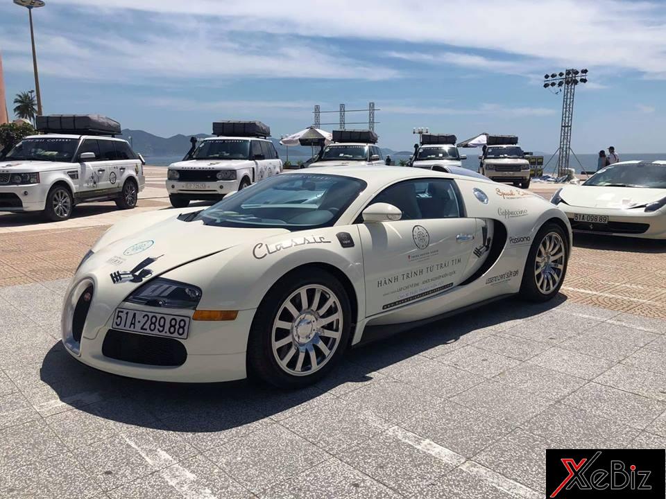 Nhiều bạn trẻ tại Quy Nhơn, Đà Nẵng, Quảng Bình và Hà Nội trông ngóng siêu xe triệu USd Bugatti Veyron cùng đoàn xe của ông Đặng Lê Nguyên Vũ đi xuyên Việt ghé thăm để chụp ảnh kỷ niệm