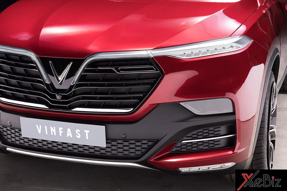 Logo chữ V cách điệu trên đầu xe Logo chữ V cách điệu trên đầu xe