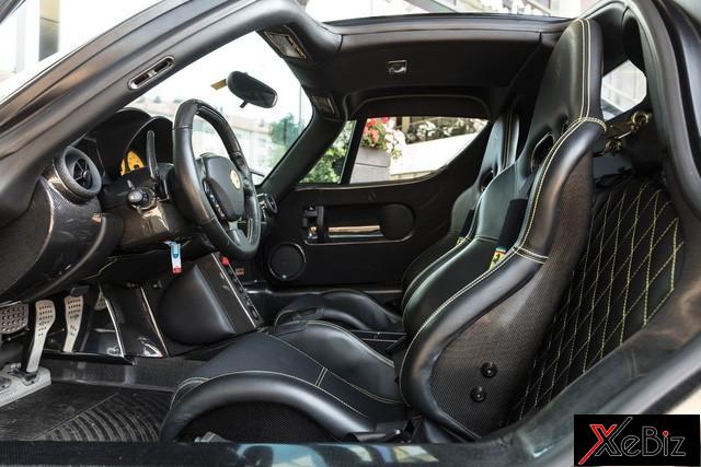 Khoang cabin của Ferrari Enzo cũng phủ màu đen bóng như vẻ ngoài Khoang cabin của Ferrari Enzo
