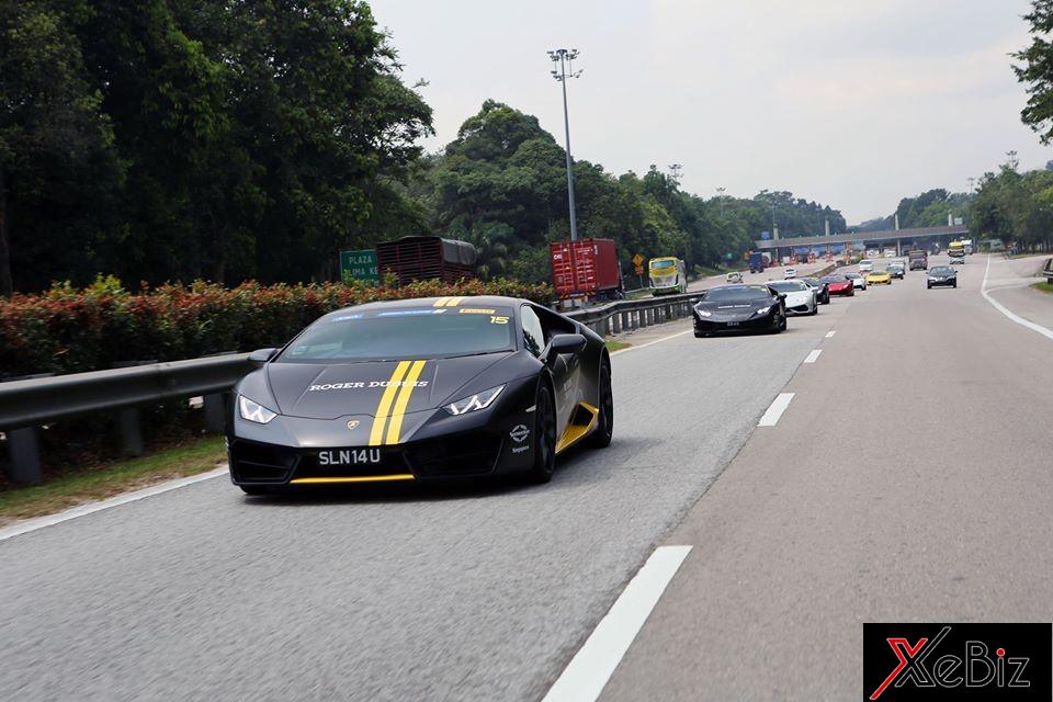 50 siêu xe Lamborghini rồng rắn di chuyển từ Singapore qua Malaysia. Dẫn đầu đoàn là Lamborghini Huracan LP580-2 50 siêu xe Lamborghini rồng rắn di chuyển từ Singapore qua Malaysia. Dẫn đầu đoàn là Lamborghini Huracan LP580-2